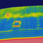Thermografie an Dachflächen zur Ortung von Wärmeverlusten und Luftundichtigkeiten.